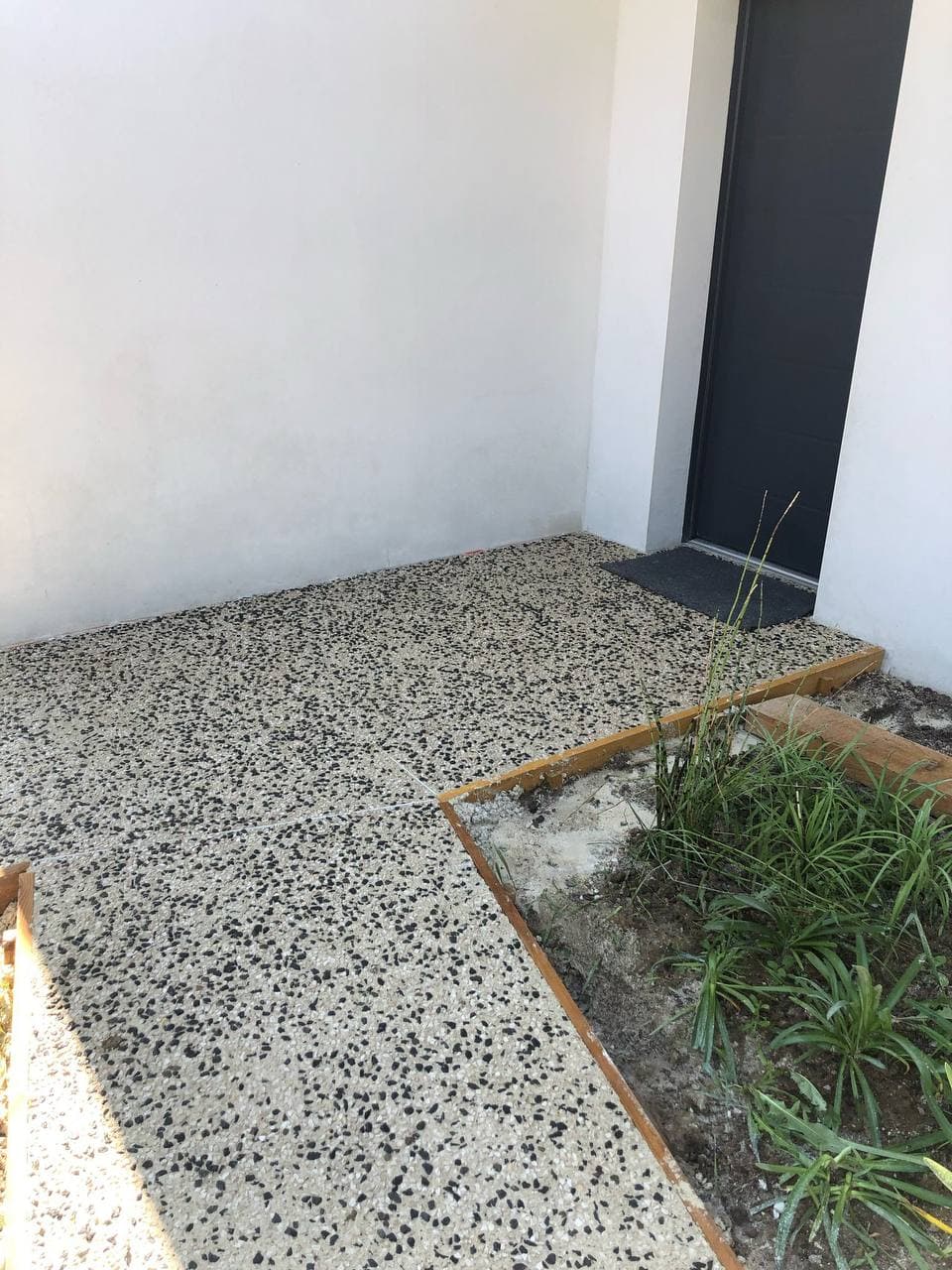 Création d’une terrasse en béton désactivé – Entrée de maison