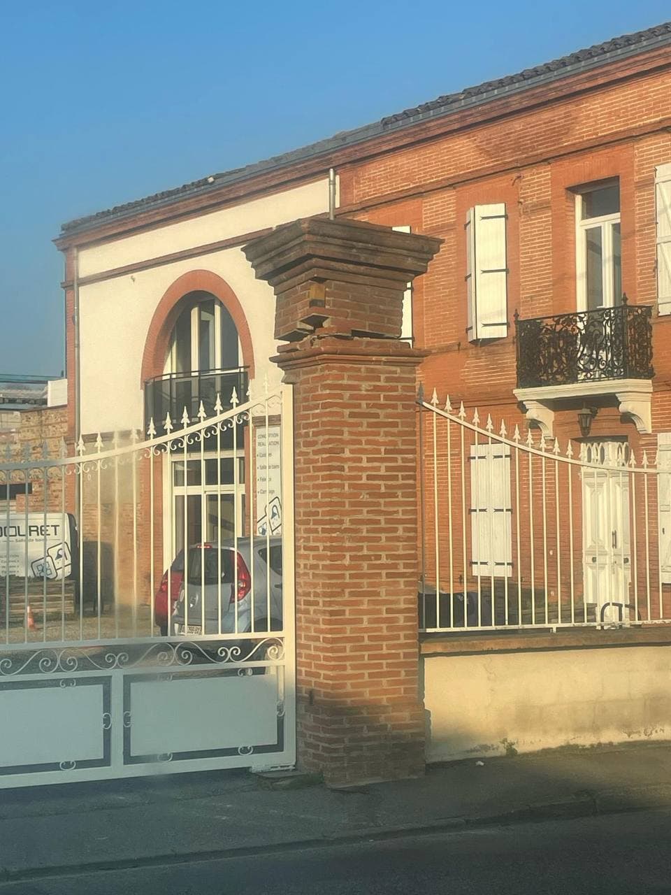 Avant la rénovation d'un pilier de portail en briques