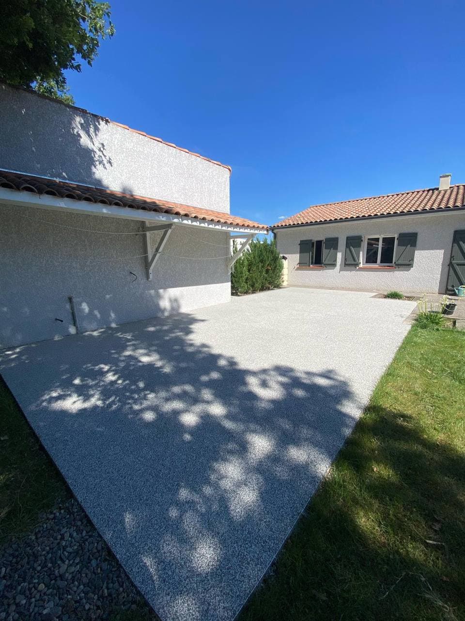 Création d’une grande terrasse extérieure en granulats décoratifs