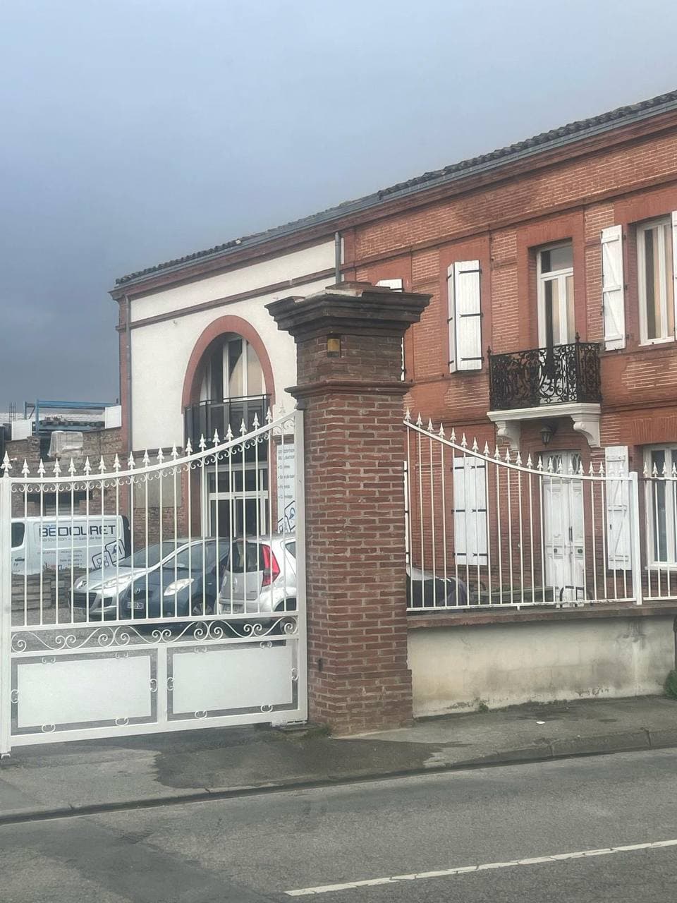 Après la rénovation d'un pilier de portail en briques